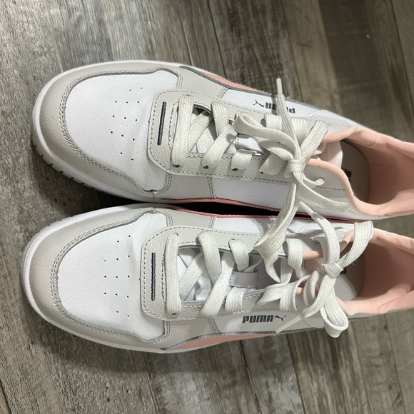 Puma Women’s size 11 Carina Sneaker - Picture 3 of 3